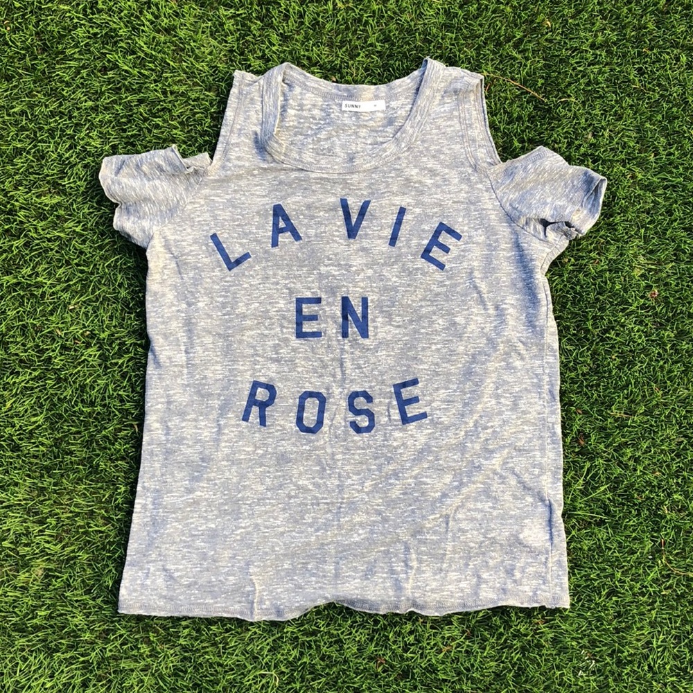 Cold shoulder gray tee with blue La Vie En Rose